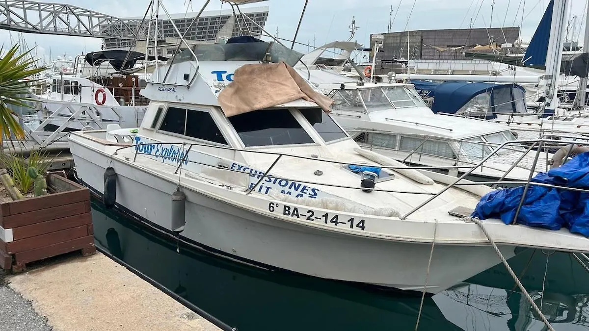 Båthotell Motorboat In The Harbor Hotell Barcelona