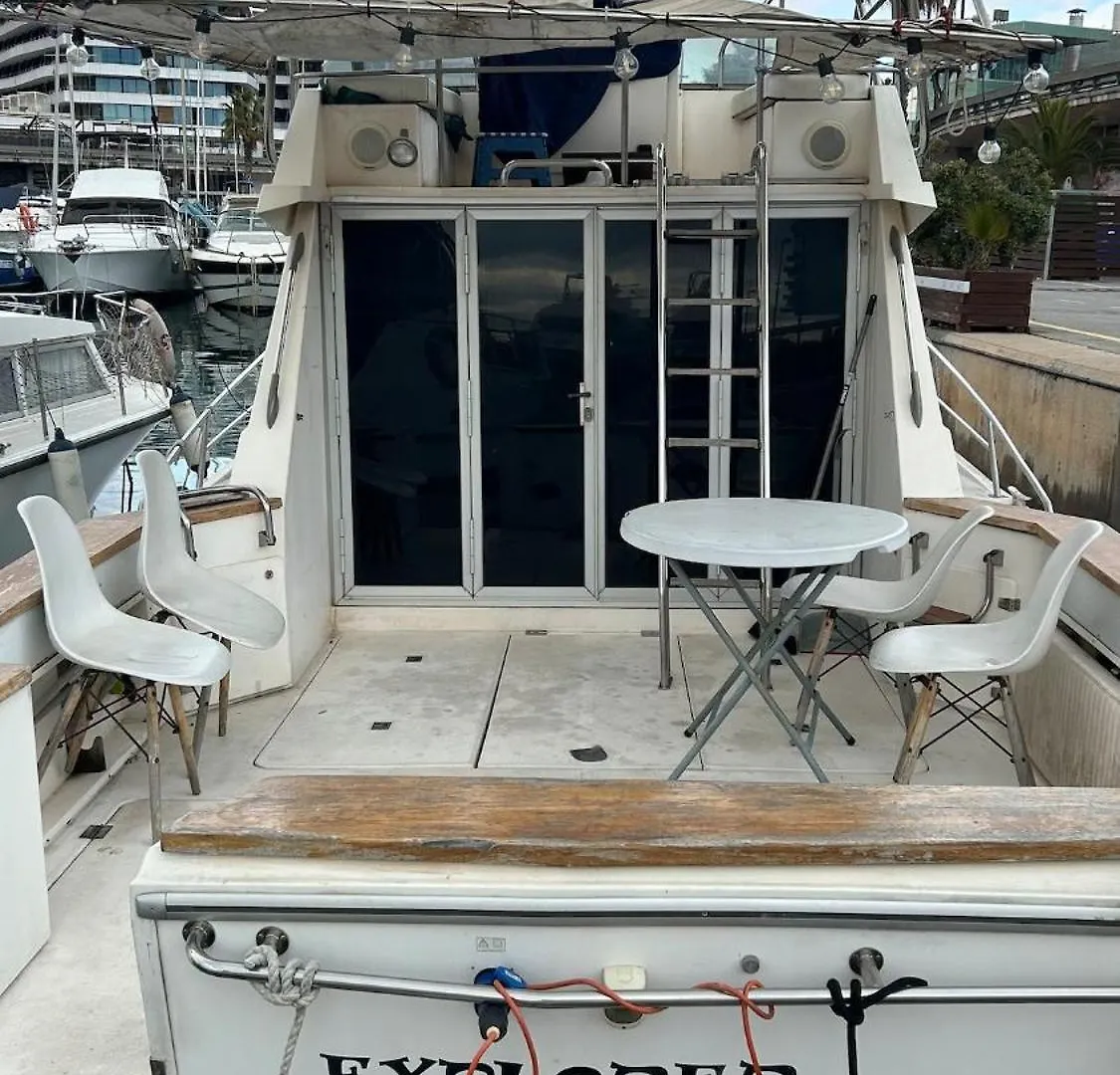 Båthotell Motorboat In The Harbor Hotell Barcelona Spanien